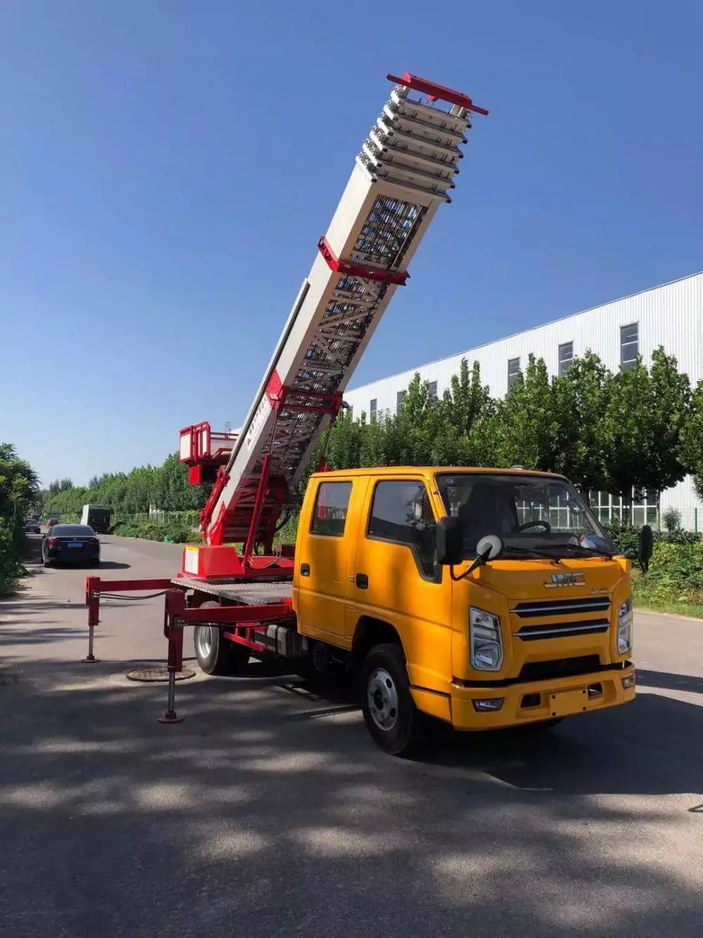 尚义县附近的云梯车出租服务：轻松解决高空作业需求