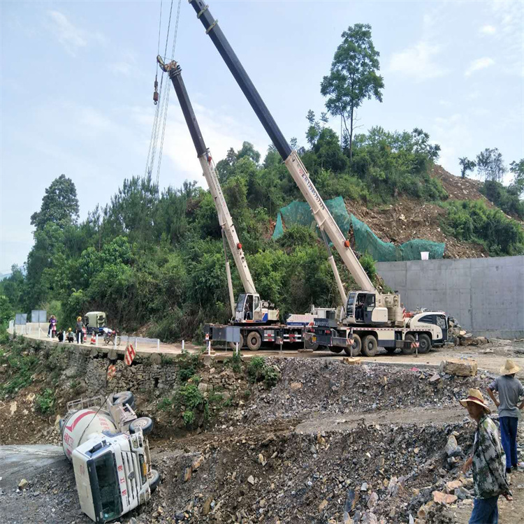 尚义县汽车掉沟里叫吊车救援要多少钱